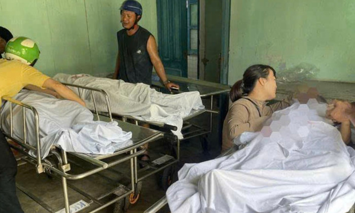 Mẹ cháu B. (bên phải) khóc nghẹn lay con. Người thân của cháu N. không cầm được nước mắt.