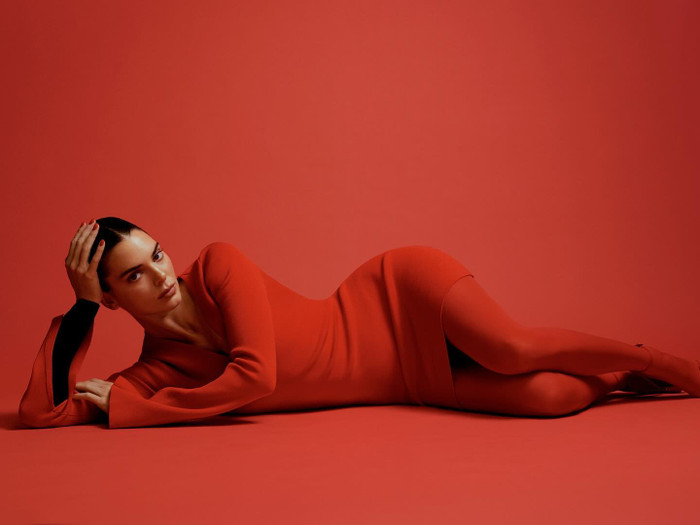 Quần tất được Kendall Jenner phối cùng váy ôm sát dáng ngắn.