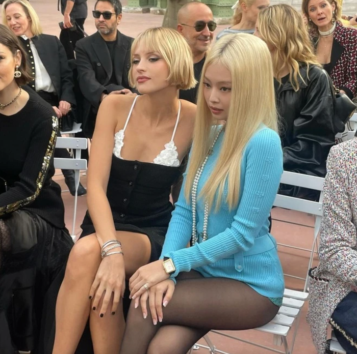 Jennie từng gây bão mạng xã hội khi mang 'mốt' không quần dự show thời trang. Nữ idol điểm xuyến thêm cho outfit bằng mẫu quần tất đen mỏng manh.