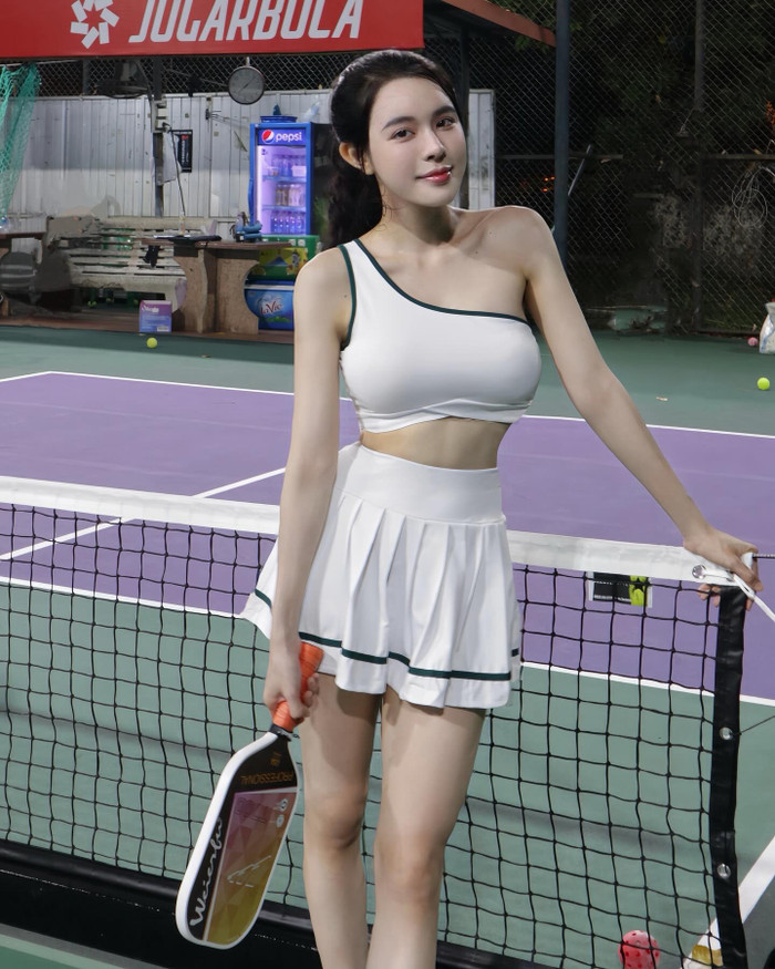 Trần Bích Hạnh sinh năm 1993. Cô đang là hot gymer được cộng đồng mạng đồn đoán hẹn hò với hậu vệ Vũ Văn Thanh. Cô nàng sở hữu 633.000 nghìn người theo dõi trên trang Instagram cá nhân. Bích Hạnh sở hữu phong cách ăn mặc nóng bỏng cùng nhiều món đồ hiệu đắt đỏ lên đến hàng trăm triệu. 