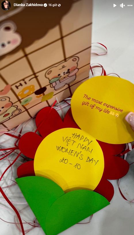 Vợ thủ môn Bùi Tiến Dũng được con trai viết thiệp nhân dịp 20/10.