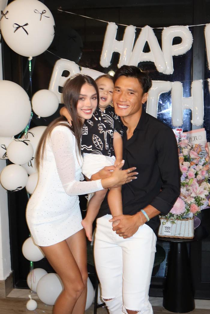 Thủ môn Bùi Tiến Dũng luôn chăm sóc tốt cho vợ và con trai.&nbsp;