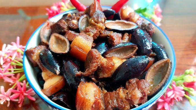 Đặc sản trám kho thịt ba chỉ.
