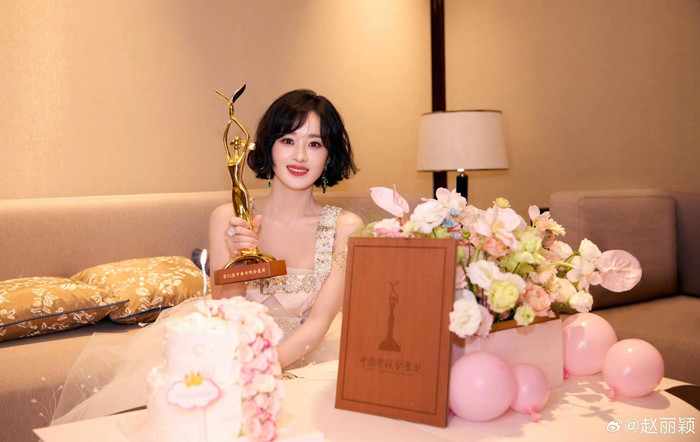 Gió Thổi Bán Hạ giúp Triệu Lệ Dĩnh trở thành Thị hậu Phi Thiên lần thứ 34 và Thị hậu Kim Ưng lần thứ 32
