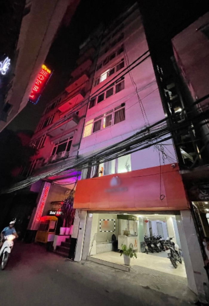 Thi thể nạn nhân được phát hiện ở căn hộ tầng 2, một vài người dân sinh sống ở đây đi chơi về muộn nên chưa hay biết sự việc.