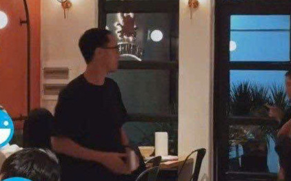 Chồng thiếu gia của Tăng Thanh Hà làm nhân viên phục vụ bàn Ảnh 2