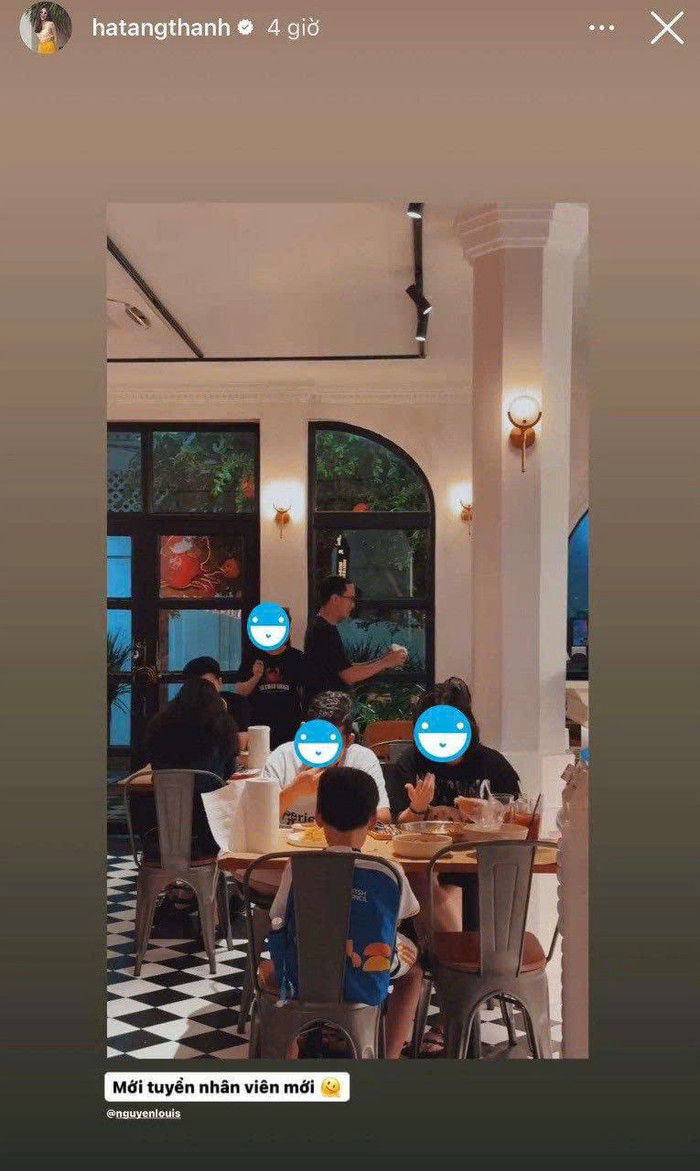 Ông xã Hà Tăng tất bật chạy bàn phục vụ khách.