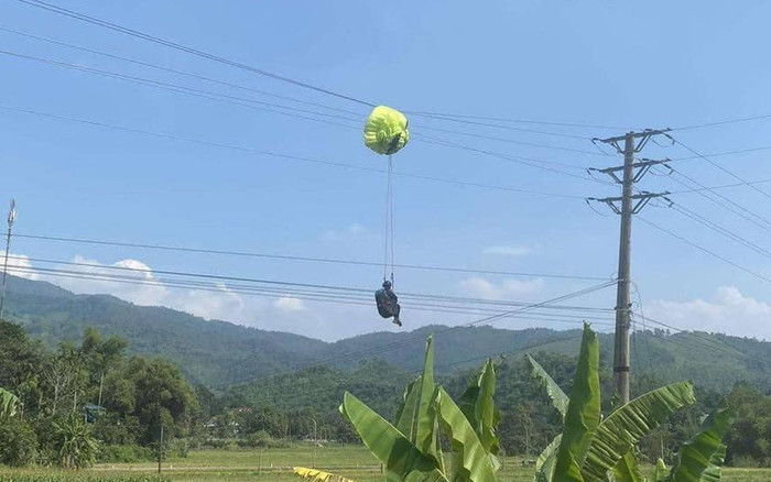 Cosplay 'Hạ cánh nơi anh', VĐV nhảy dù vướng dây điện phải cắt điện toàn xã để giải cứu Ảnh 2