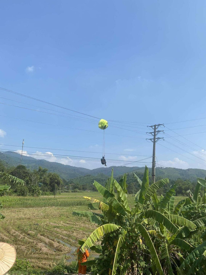 Mất 2 tiếng, cắt điện toàn bộ xã để có thể giải cứu nam VĐV này.