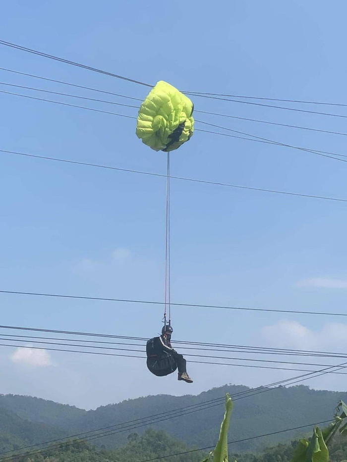 VĐV nhảy dù bị mắc kẹt trên đường dây điện 35kV.