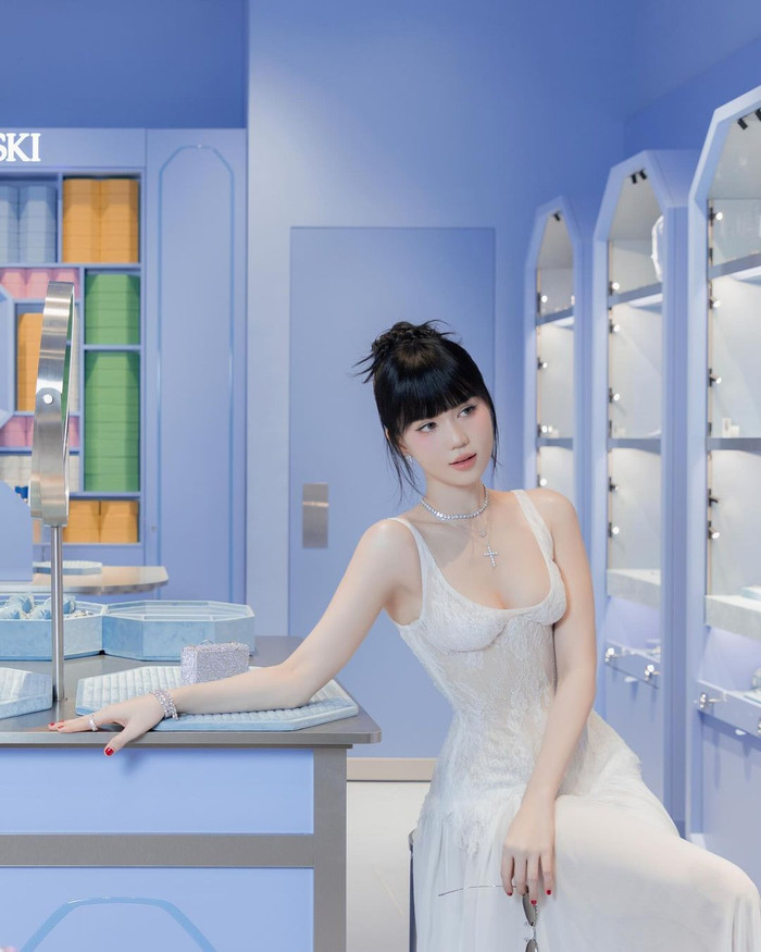 Đến với sự kiện trang sức, Ngọc Trinh để mái ngố, búi tóc sát đầu cùng tông trang điểm ngọt ngào. Tuy nhiên, phần vòng 1 của 'nữ hoàng nội y' không được tôn rõ, căng đầy do phom dáng của bộ cánh.