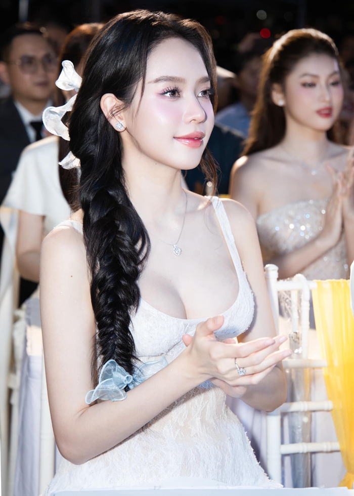 Đương kim Hoa hậu Việt Nam chọn kiểu thắt tóc thấp kèm theo nơ lớn phía sau cùng tông trang điểm ngọt ngào làm tăng thêm độ nữ tính của chính mình. 