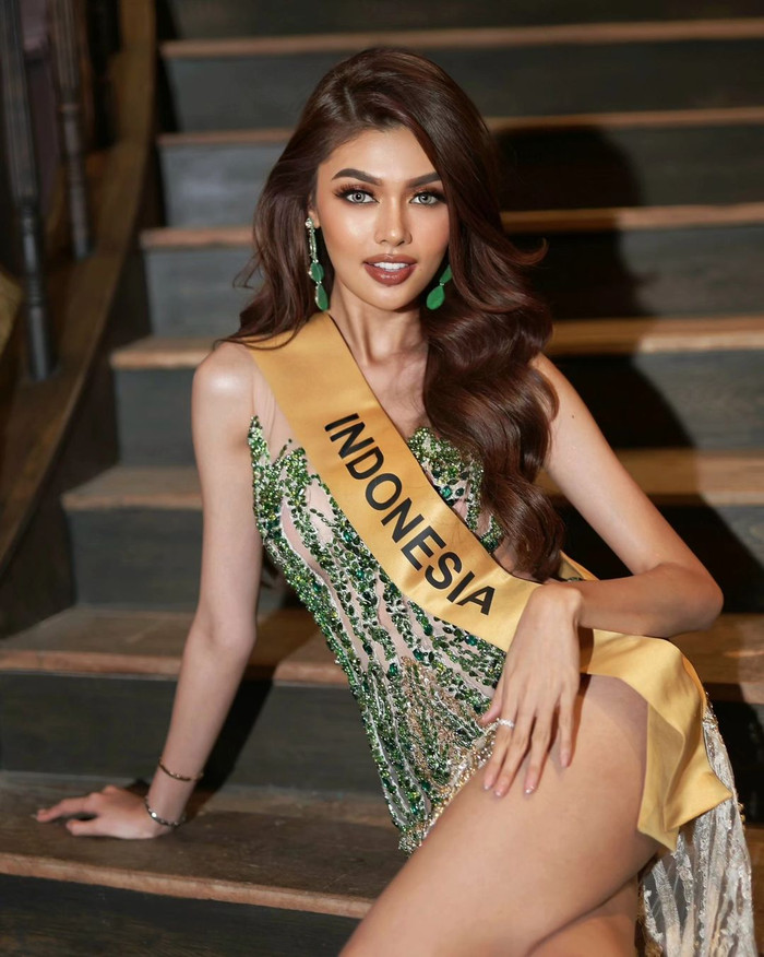 Nova Liana là niềm hy vọng cho dải sash Indonesia năm nay. Người đẹp 23 tuổi hội tụ nhiều yếu tố để trở thành Miss Grand International 2024. Nova Liana tốt nghiệp Đại học Indo Global Mandiri chuyên ngành Sư phạm Tiếng Anh. Ngoài công việc người mẫu, Nova còn là người sáng lập trường mẫu giáo tại quê nhà. Tại đêm chung kết quốc nội, Nova Liana ghi điểm bởi khả năng trả lời ứng xử tiếng Anh trôi chảy, thông minh và thuyết phục. Sau đăng quang, Miss Grand Indonesia 2024 được cho là đã trải qua nhiều cuộc phẫu thuật thẩm mỹ ở vùng mắt, mũi và cằm. Hiện tại của Miss Grand Indonesia đang là thí sinh dẫn đầu hạng mục Miss Popular Vote (tiến thẳng Top 10 Miss Grand International 2024).Trước đó, Nova Liana từng gây ấn tượng khi nhận được 5,5 triệu lượt chia sẻ cho bức ảnh tranh tài Pre - Arrival.  