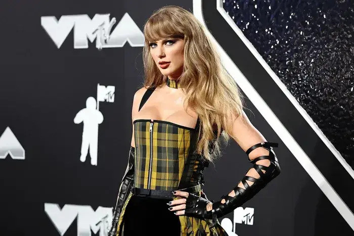 Taylor Swift đã mang họa tiết kẻ ô vuông đến MTV Video Music Awards 2024.
