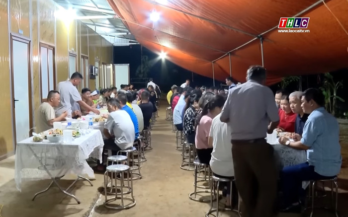 Bữa cơm chung đầu tiên của người Làng Nủ sau thảm hoạ lũ quét Ảnh 2