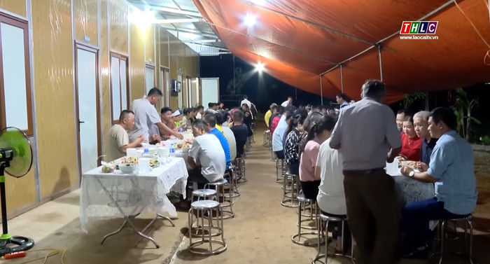 Người dân Làng Nủ quây quần bên bữa cơm chung.