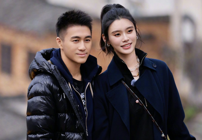 Hề Mộng Dao từ bỏ hào quang sàn diễn, tham gia kinh doanh cùng gia đình chồng.