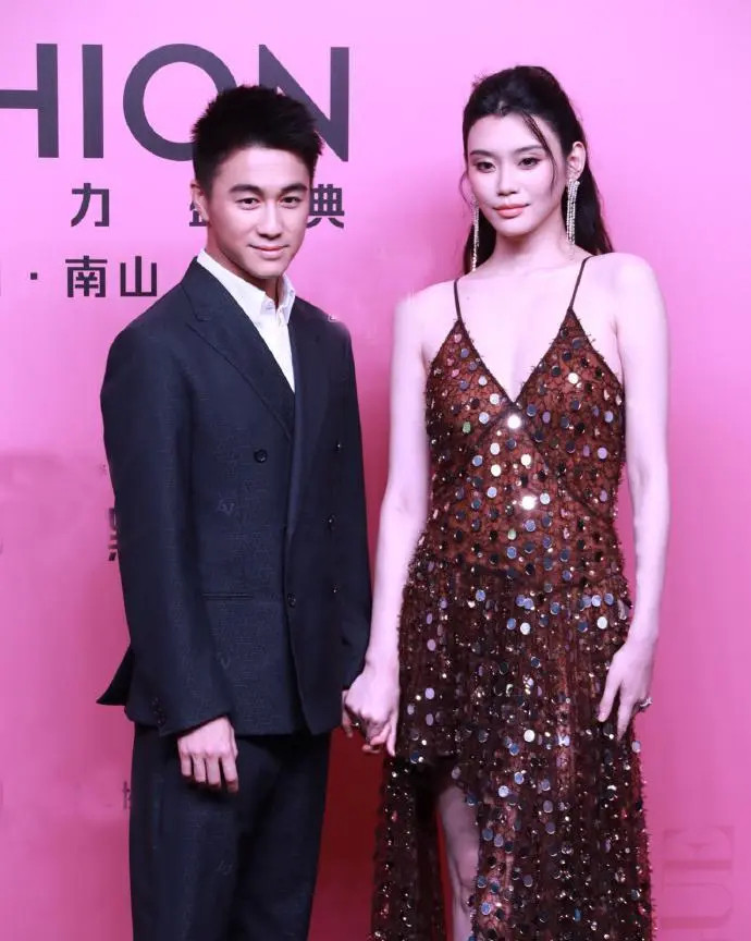 Hề Mộng Dao hiếm hoi xuất hiện tại sự kiện. Cựu thiên thần nội y sóng đôi cùng ông xã thiếu gia.