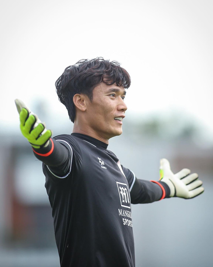 Thủ môn Bùi Tiến Dũng ký hợp đồng tiền tỷ nhưng dự bị ở CLB TPHCM. Ảnh: CLB TPHCM