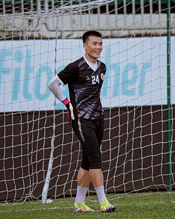 Thủ môn Bùi Tiến Dũng dự bị ở hai CLB của Thủ đô dù nhận tiền tỷ. Ảnh: FBNV