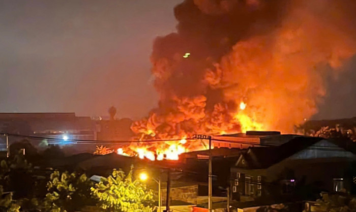 Khói lửa mịt mù từ xưởng sơn 2.000 m2 tại Hóc Môn, nhiều hóa chất phát nổ.