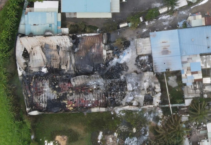 Nhà xưởng đổ sập sau hoả hoạn kéo dài hơn hai giờ. Ảnh: Minh Trịnh