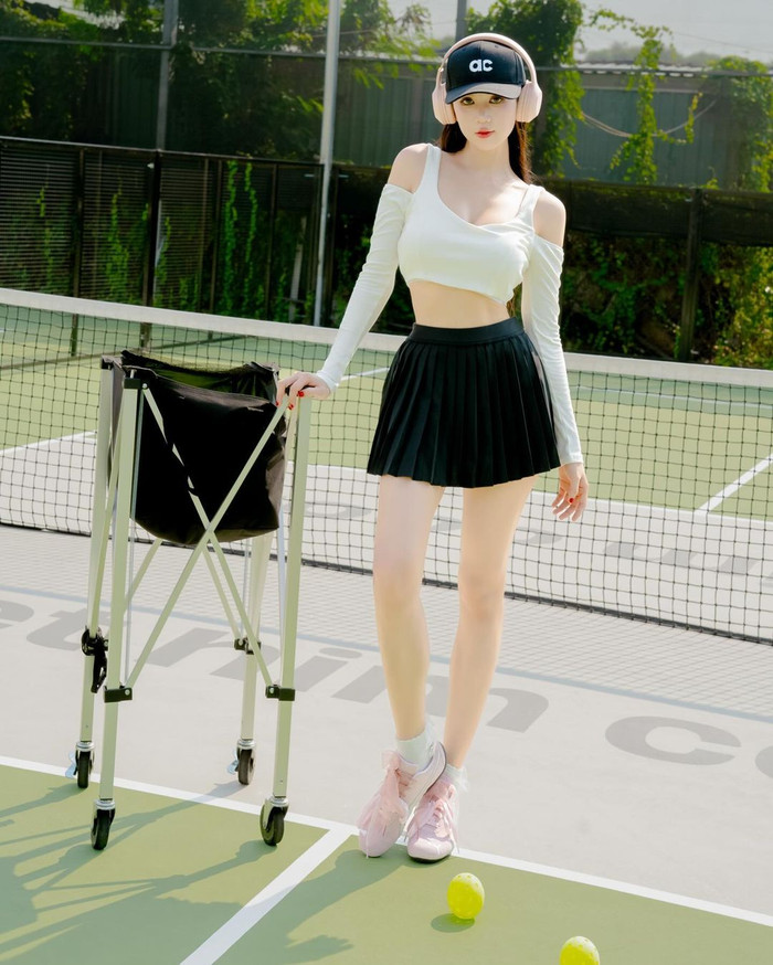 Mới đây, Ngọc Trinh đã thu hút sự chú ý khi đăng tải loạt ảnh chơi môn thể thao đang hot hiện nay Pickleball. Không chỉ theo kịp xu hướng của nhiều mỹ nhân Vbiz, Ngọc Trinh còn gây ấn tượng mạnh mẽ với phong cách thời trang thể thao đầy gợi cảm.