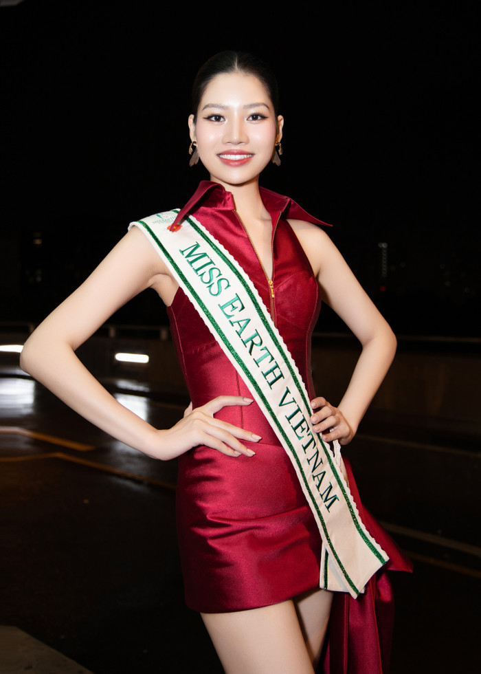 Cao Ngọc Bích, 25 tuổi, đến từ Hưng Yên, đã tham gia Miss Earth Vietnam 2023 và đạt giải “Người đẹp truyền cảm hứng” tại cuộc thi đó. Cô được đánh giá cao bởi vẻ đẹp tự nhiên. Trước khi lên đường, Cao Ngọc Bích đã dành nhiều tháng để rèn luyện các kỹ năng cần thiết như catwalk, ứng xử và thuyết trình. Bên cạnh đó, cô gái đến từ Hưng Yên này cũng chú trọng đến việc rèn luyện thể lực và chăm sóc sắc đẹp để có thể tỏa sáng nhất tại đấu trường nhan sắc quốc tế.