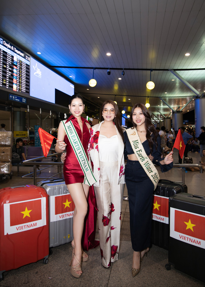 Mới đây, Miss Earth Vietnam 2024 - Cao Ngọc Bích đã có mặt tại sân bay Tân Sơn Nhất, sẵn sàng lên đường bay sang Philippines dự thi Miss Earth. Ngoài người hâm mộ, gia đình và bạn bè thân thiết, Chủ tịch Miss Earth Vietnam bà Trương Ngọc Ánh và Hoa hậu Đỗ Lan Anh, Miss Earth Vietnam 2021 Vân Anh,... cũng có mặt để cỗ vũ và tiễn người đẹp lên đường chinh chiến quốc tế.