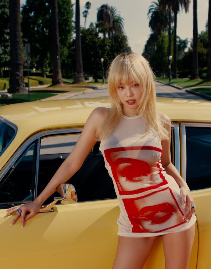 Jennie 'lăng xê' tối đa phong cách xuyên thấu.