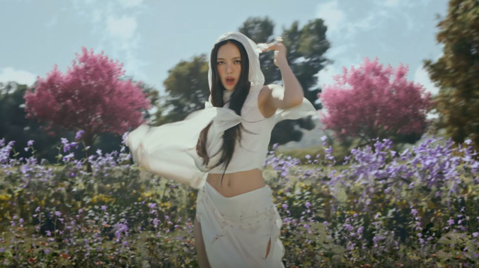 Lisa hoá thân đa dạng trong lần tái xuất đường đua âm nhạc hậu rời YG.