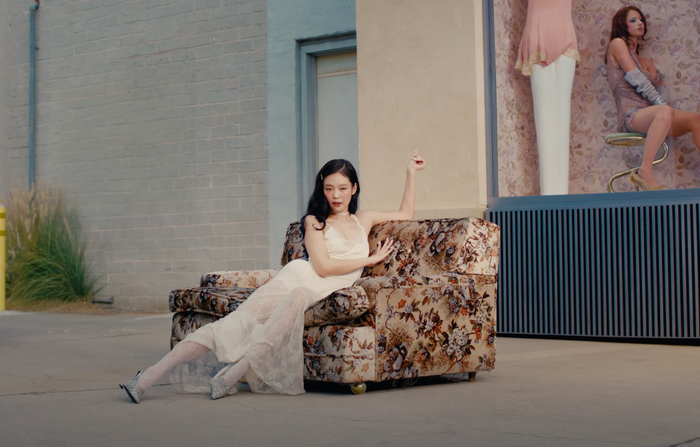 Váy ngủ mỏng manh cũng được Jennie mang vào MV Mantra.