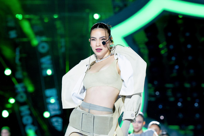 Hồ Ngọc Hà bị rối loạn tiền đình, khó lòng ngồi dậy vì chóng mặt.