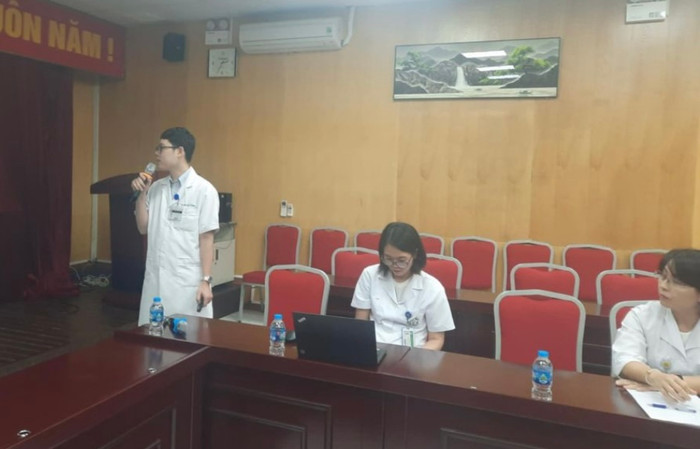 Bác sĩ Khiêm chia sẻ về ca bệnh lâm sàng. (Ảnh Ngọc Minh)