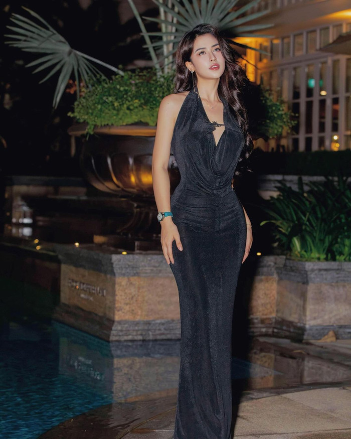 Điểm đặc trưng trong phong cách của Quyên Qui chính là các thiết kế có phần ngực xẻ sâu táo bạo. Những chiếc váy với đường xẻ kéo dài giúp cô tôn lên vòng một gợi cảm mà vẫn giữ được vẻ thanh lịch. Quyên Qui thường kết hợp các thiết kế này với chi tiết hai dây mỏng manh, tạo nên sự cân đối giữa vẻ nữ tính và quyến rũ. 