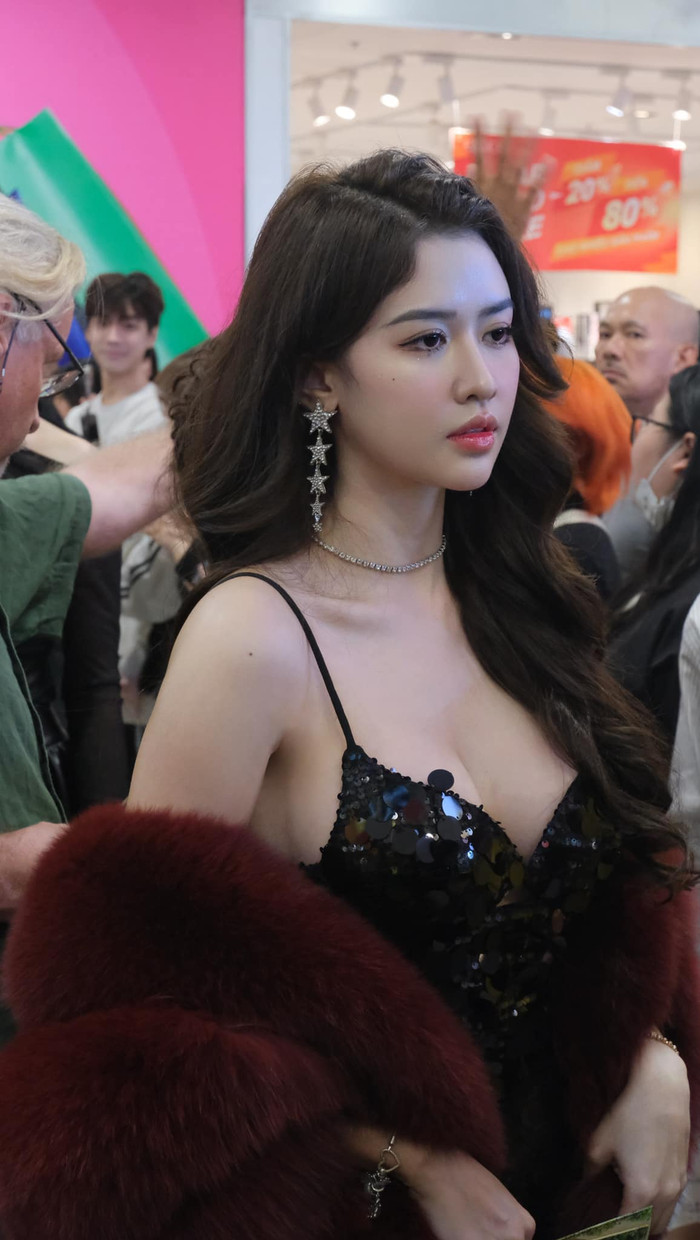 Ngoài các thiết kế xẻ ngực, Quyên Qui cũng ưa chuộng những mẫu váy ôm sát cơ thể, giúp tôn lên mọi đường cong gợi cảm. Những trang phục này tạo cảm giác thoải mái khi mặc nhưng vẫn đảm bảo độ ôm vừa vặn, giúp cô luôn nổi bật. Váy ôm sát body là lựa chọn hoàn hảo để Quyên Qui khoe trọn đôi chân dài và vòng eo thon gọn. 