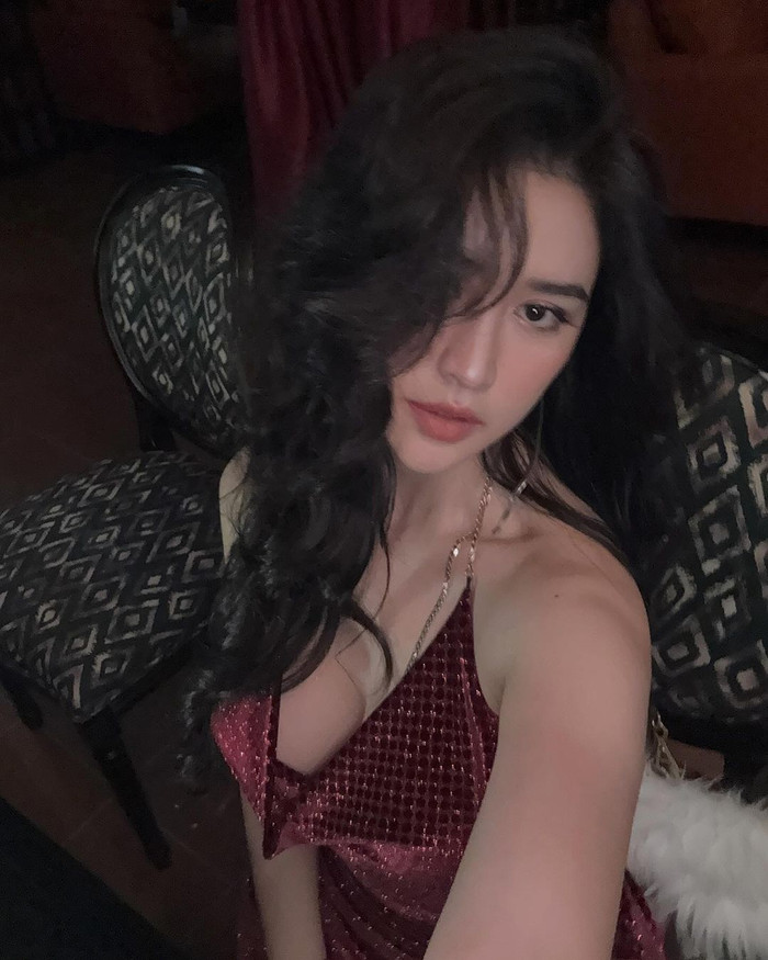 Quyên Qui hiện là cái tên được quan tâm nhiều sau khi xuất hiện tại chương trình thực tế 'Đảo Thiên Đường - Paradise Island'. Cũng từ đây, phong cách thời trang của Quyên Qui được khán giả đặc biệt chú ý đến. Theo đó, cô luôn thu hút với phong cách thời trang gợi cảm và táo bạo.