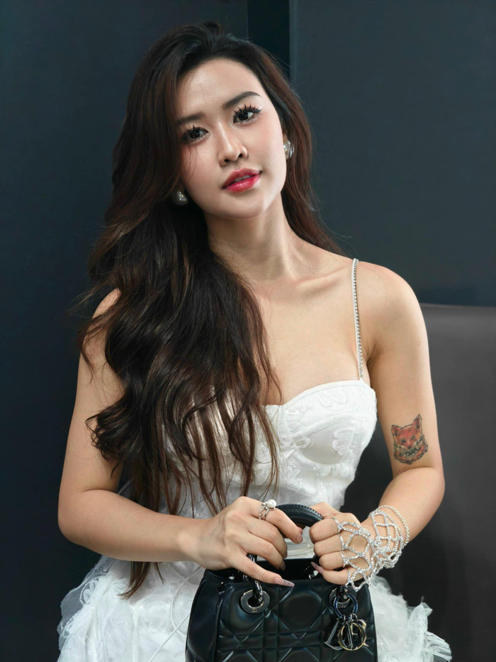 Phong cách thời trang xẻ sâu không phải ai cũng dễ dàng chinh phục, nhưng Quyên Qui đã chứng minh rằng cô hoàn toàn làm chủ được nó. Từ những chiếc váy với phần ngực xẻ sâu táo bạo, đến những chi tiết như dây đeo mỏng manh hay váy bodycon ôm sát, Quyên Qui luôn biết cách biến hóa hình ảnh của mình sao cho vừa gợi cảm vừa thời thượng.