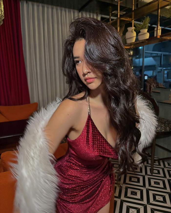 Quyên Qui luôn thu hút với những bộ trang phục xẻ sâu ở phần ngực, thiết kế ôm sát cơ thể, tôn vóc dáng chuẩn mực. Những bộ cánh của Quyên Qui không chỉ giúp khoe khéo thân hình quyến rũ mà còn mang lại vẻ ngoài hiện đại, sang trọng và đầy cuốn hút.