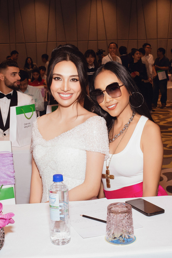 Cựu siêu mẫu Huỳnh Thanh Tuyền cười tươi bên cạnh ca sĩ Đoan Trang