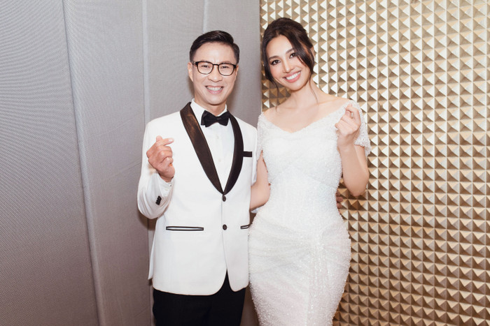 Nữ siêu mẫu gặp lại MC Anh Quân trong hậu trường.