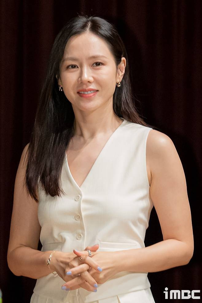 Son Ye Jin bị phản đối dữ dội khi hợp tác cùng đàn em trong bộ phim 18+. 