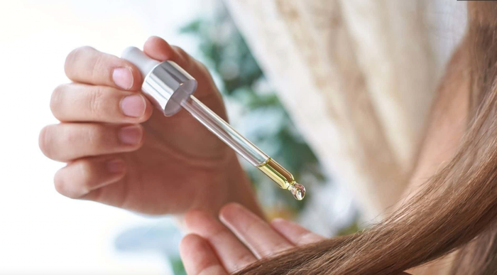 Nên đưa thêm bước serum vào routine dưỡng tóc để tăng thêm hiệu quả phục hồi tóc hư tổn.