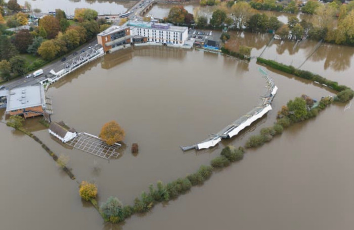 Bão Ashley cuồng nộ, máy bay nghiêng ngả, lũ lụt ập đến, giao thông tê liệt khắp Anh.