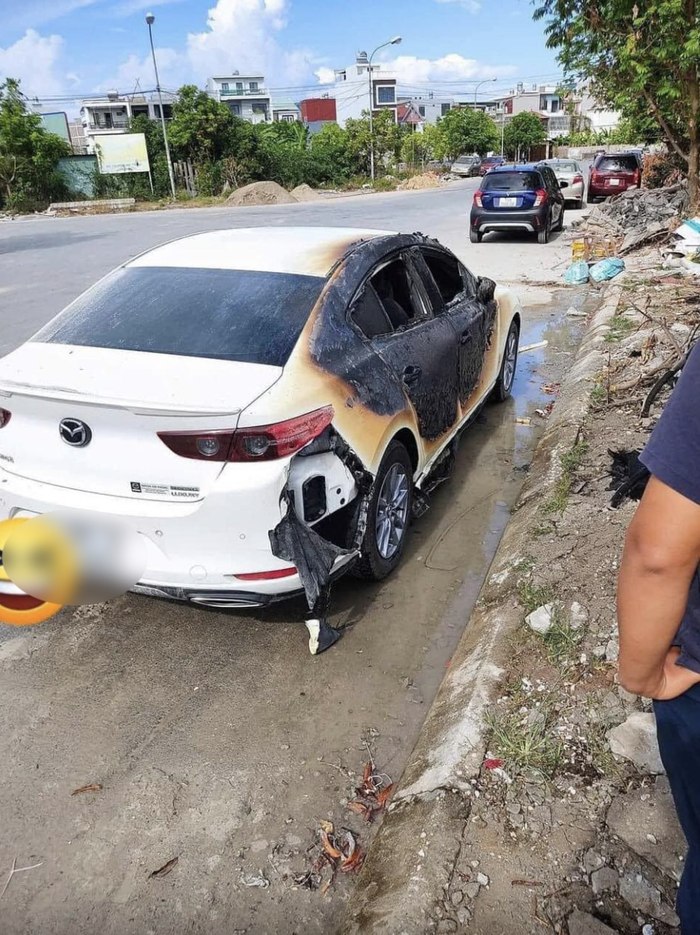 Chiếc xe ô tô bị cháy đến hư hỏng.