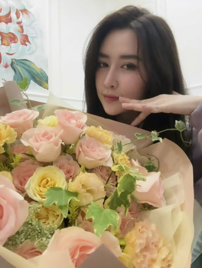 Quyên Qui khoe quà được người thương tặng nhân dịp 20/10.