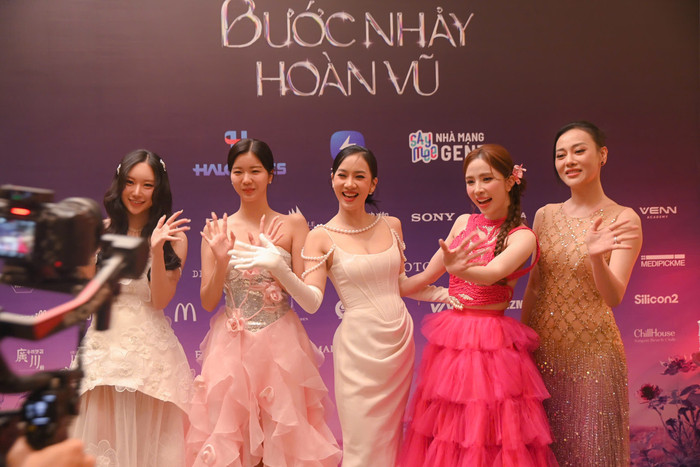 Showbiz 22/10: Dàn người đẹp thể hiện sự vui vẻ, tràn đầy năng lượng khi có mặt tại họp báo giới thiệu chương trình Bước nhảy hoàn vũ