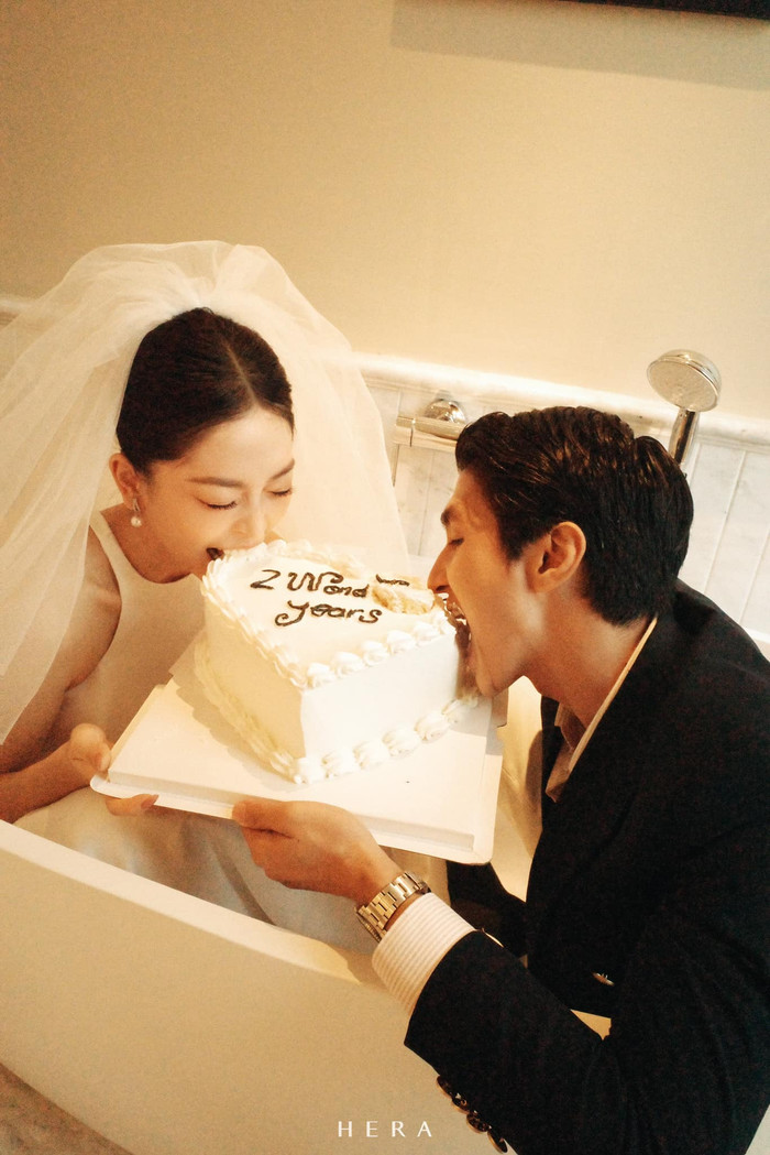 Showbiz 22/10: Bình An và Phương Nga vui vẻ chụp ảnh kỉ niệm 2 năm ngày cưới. Ảnh: FBNV