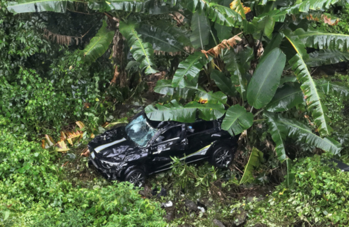 Chiếc xe ô tô nằm dưới vực sâu dưới đèo Bảo Lộc. Ảnh: Báo Lao Động.