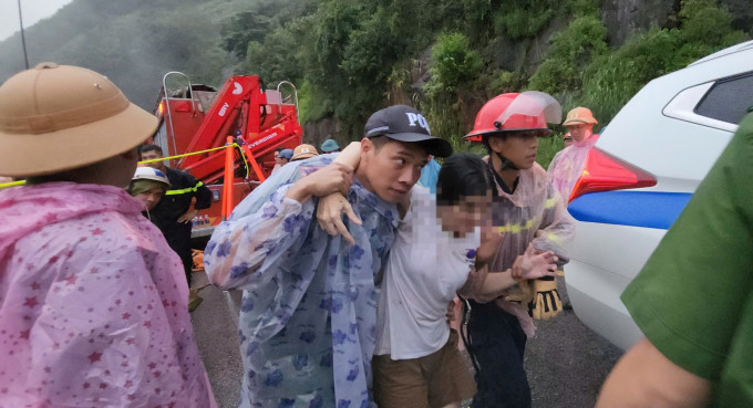 Nạn nhân nữ được xác định là chỉ bị thương nhẹ, được đưa đến Bệnh viện II Lâm Đồng cấp cứu. Ảnh: VOV.